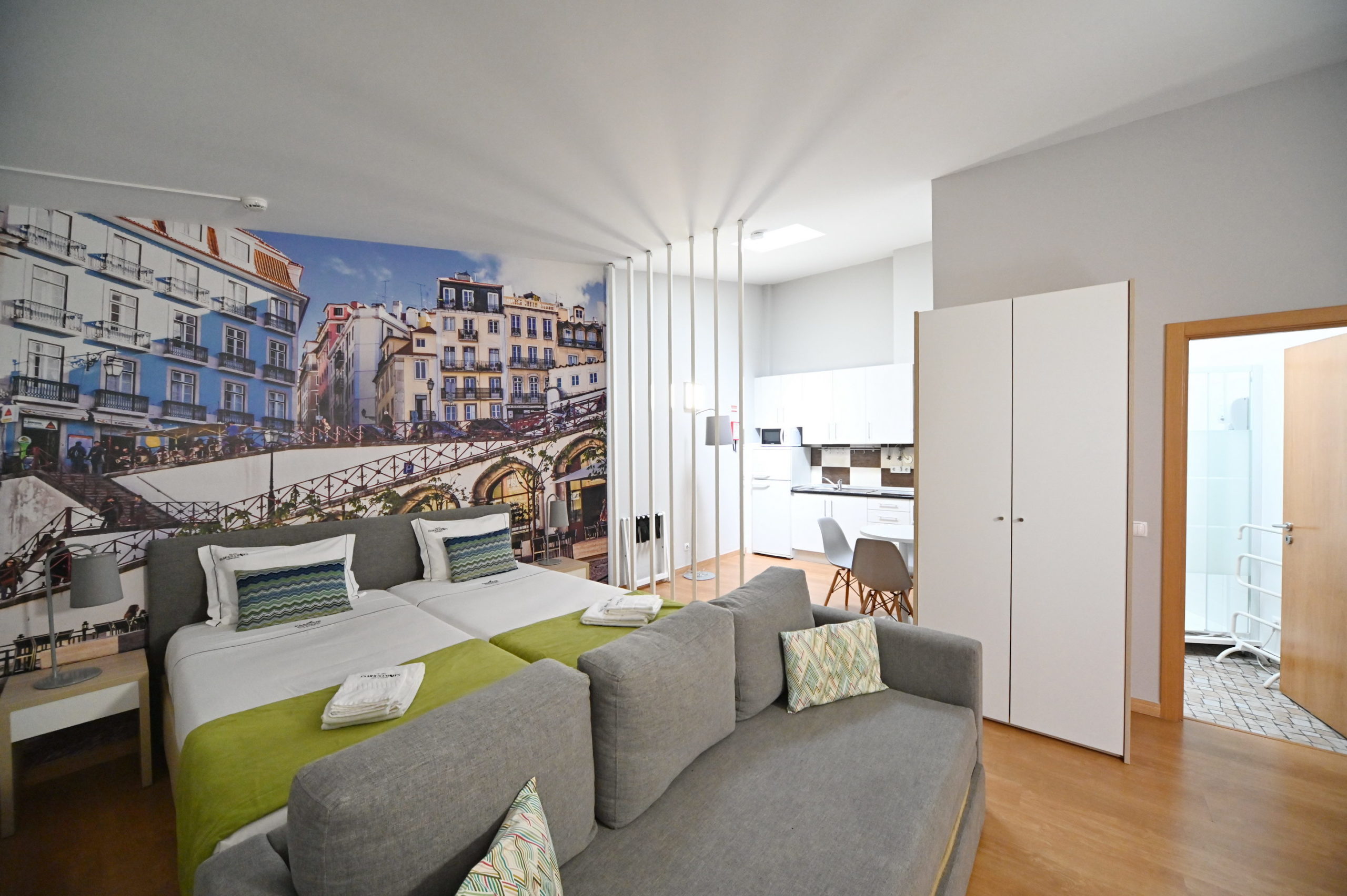 A Famous Crows · Lisbon Suites partiu de um já existente Hostel localizado em Belém, Lisboa. Sofreu profundas remodelações transformando-se num boutique hotel com charme e personalidade.